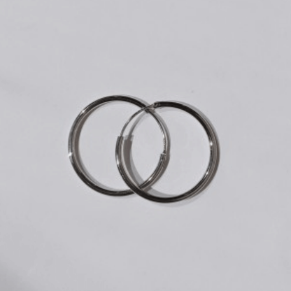Imagen de Pendientes Aro Hilo Fino Gris de 3 centímetros de diámetro en fondo blanco