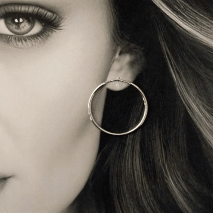 Imagen mujer con Pendientes Aro Hilo Fino Gris 3 centímetros de diametro