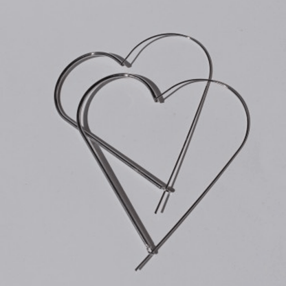 Imagen de Pendientes Aro Maxi XL Corazón exagerado plateados de hhedderich.com en fondo blanco 