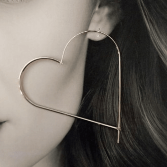 Mujer modelo mostrando unos Imagen de Pendientes Aro Maxi XL Corazón exagerado plateados de hhedderich.com 