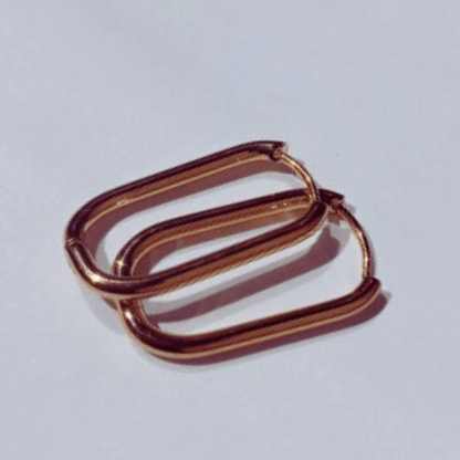 Imagen de unos Pendientes de Aro Ovalados de Hilo Fino oro en fondo blanco