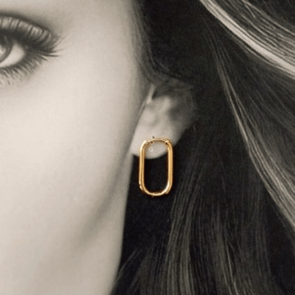 Mujer vistiendo unos Pendientes de Aro Ovalados de Hilo Fino oro 