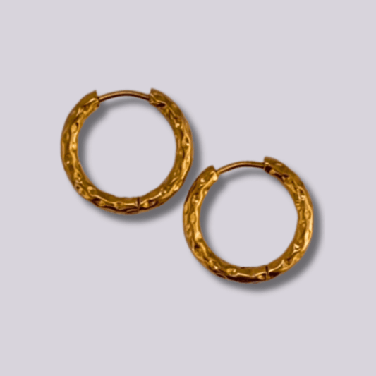 Para aquellas que buscan aros diferentes tenemos estos pendientes de aro con acabado de textura, bañados en oro 14k que llegan para quedarse en tu joyero. Rompe con lo clásico haciéndote con estos aros diferentes y de tendencia.