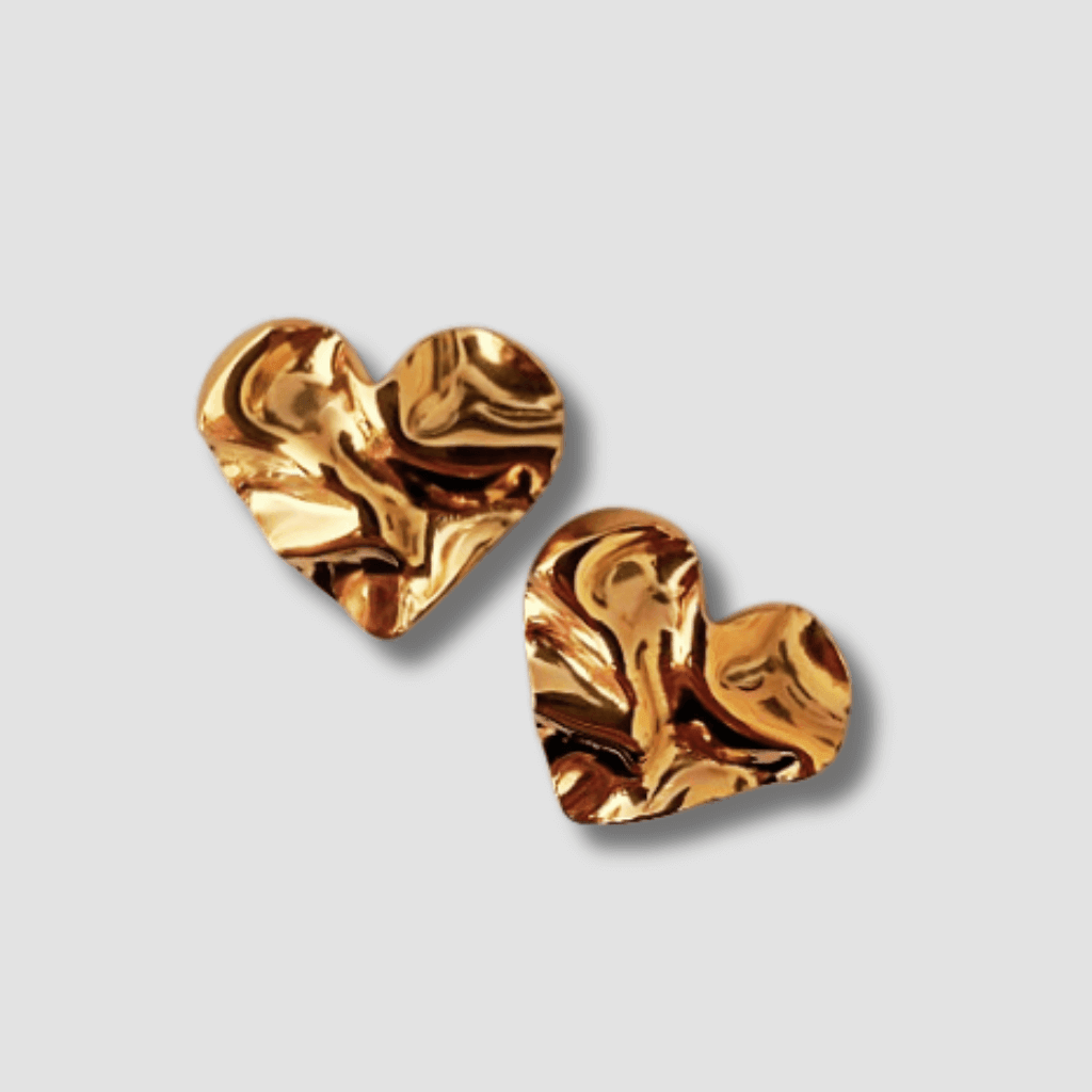 ¡Atrévete con estos pendientes en forma de corazón ondulados! Con superficie corrugada, están hechos de acero y bañados en oro de 18k, lo que los hace duraderos y modernos. ¡Añádelos a tu colección para un toque atrevido y de tendencia!