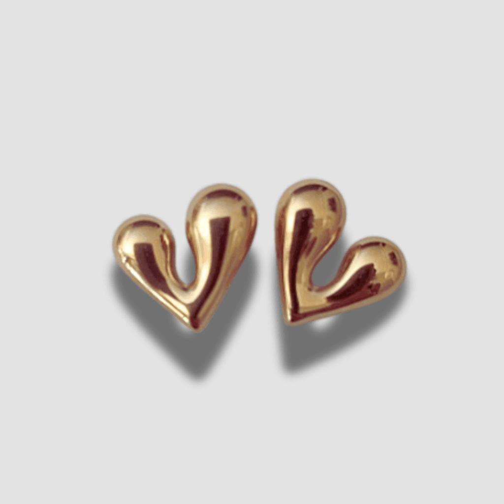 Pendientes, Corazón Uve Oro: Los bellísimos pendientes en forma de corazón hechos en acero inoxidable y bañados en oro de 14K.  Perfectos para darle un toque romántico y elegante a cualquier look. Perfecto para regalar a esa persona especial.