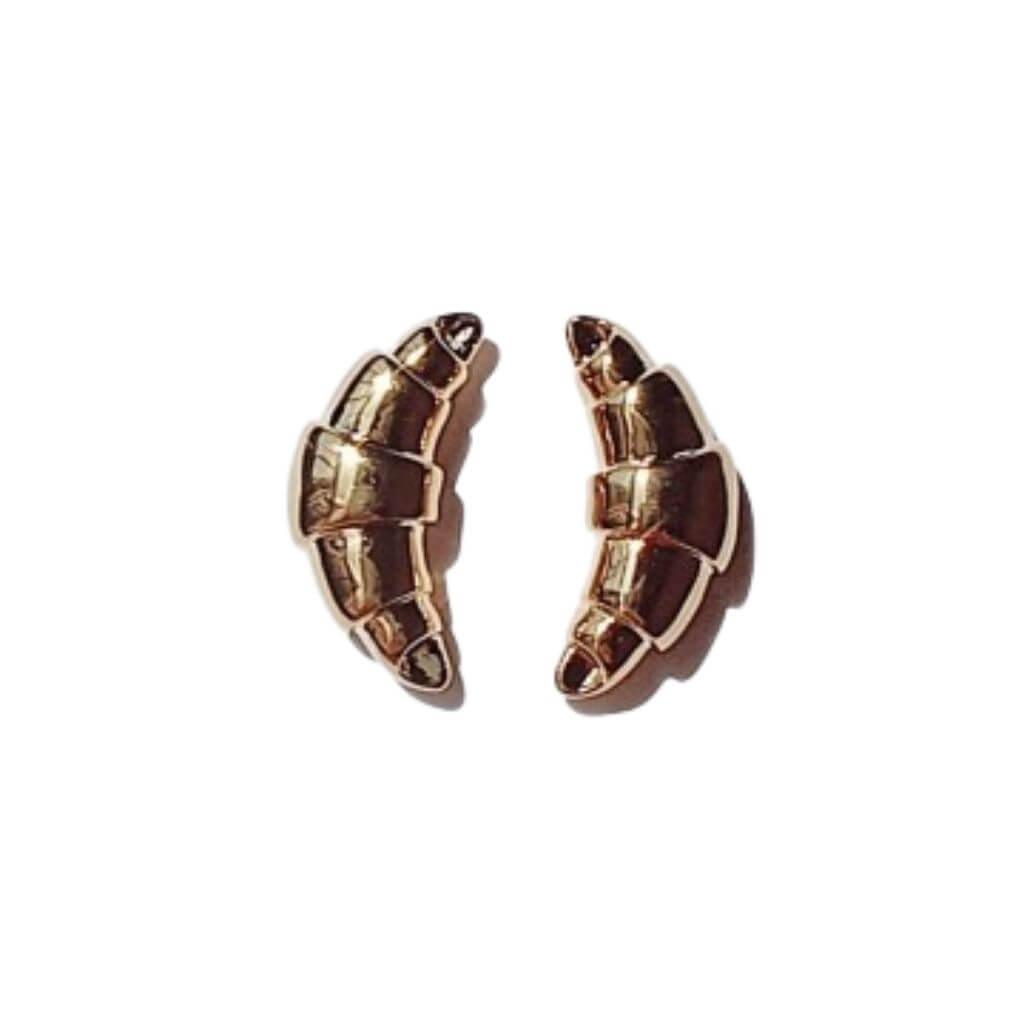 Explora la tendencia de los pendientes con estos elegantes Pendientes Croissant Oro Acero. Hechos de acero y baño de oro, con una forma distintiva de media luna o croissant.