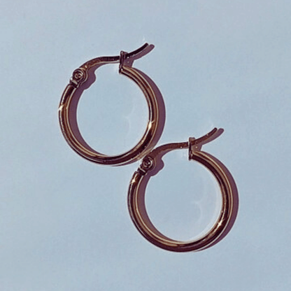 Imagen de Pendientes De Aro Hilo Fino Oro Acero de 2 cm de diámetro de hhedderich.com en fondo blanco