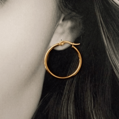 Modelo mujer vistiendo unos Imagen de Pendientes De Aros de Hilo Fino dorado en Acero inoxidable de 3 centímetros de hhedderich.com 