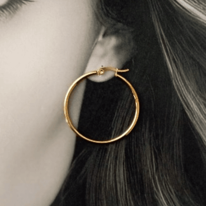 Mujer vistiendo unos Pendientes De Aro Hilo Fino Oro Acero 4cm 