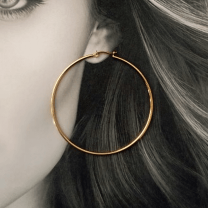 Modelo vistiendo Pendientes De Aro Hilo Fino Oro Acero 5cm