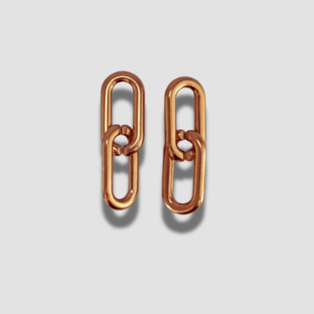 Los pendientes eslabones link oro son la tendencia que añadirá ese brillo elegante a todos tus looks. El accesorio que acaparara todas las miradas por su elegancia. No necesitarás ningún complemento más.