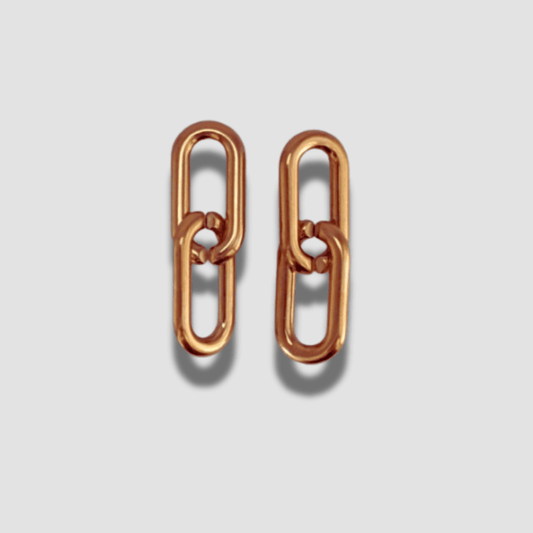 Los pendientes eslabones link oro son la tendencia que añadirá ese brillo elegante a todos tus looks. El accesorio que acaparara todas las miradas por su elegancia. No necesitarás ningún complemento más.