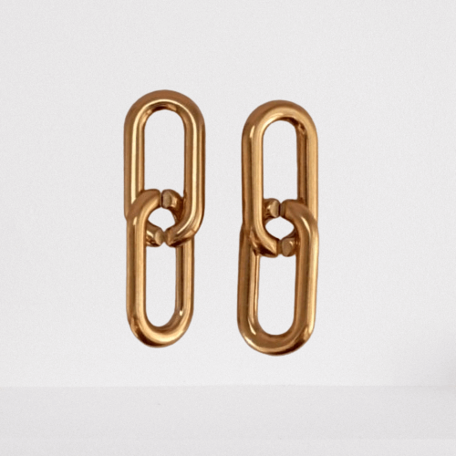 Los pendientes eslabones link oro son la tendencia que añadirá ese brillo elegante a todos tus looks. El accesorio que acaparara todas las miradas por su elegancia. No necesitaras ningún complemento más.