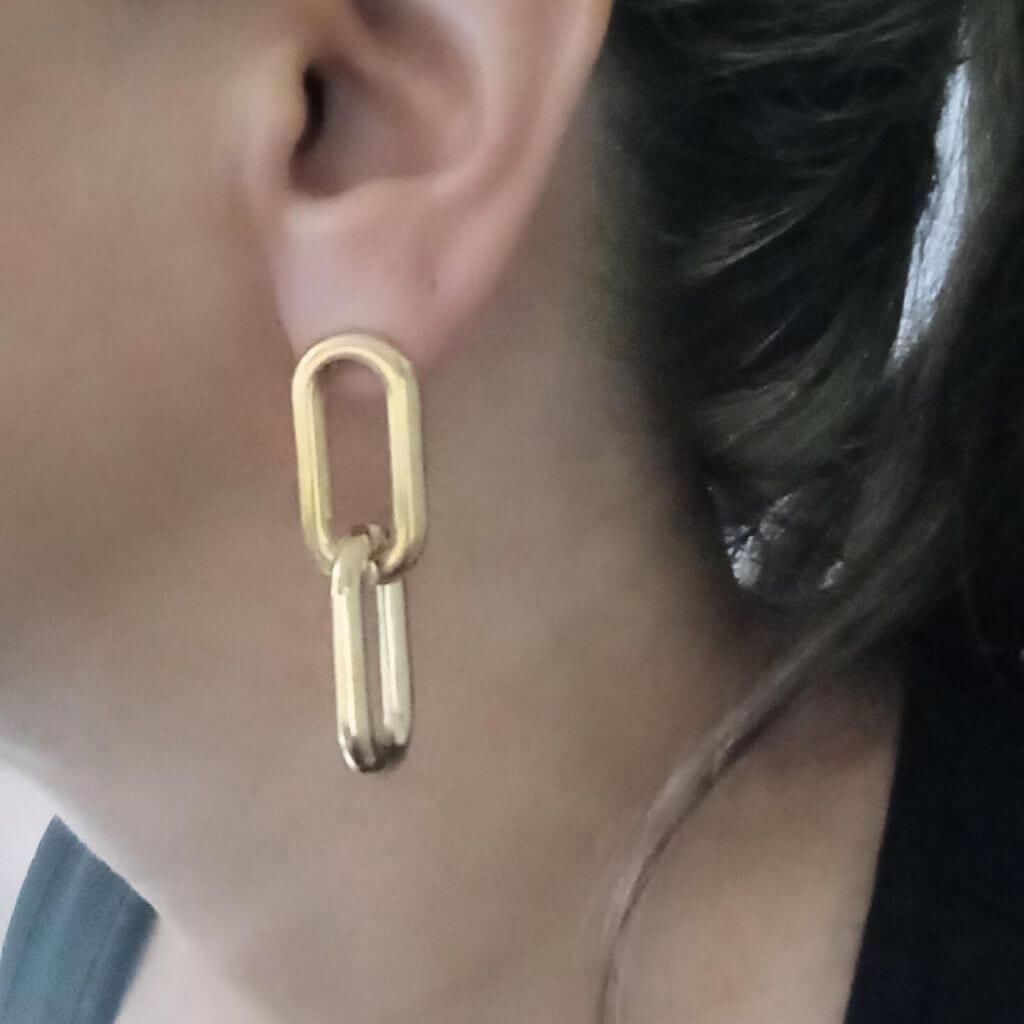 Los pendientes eslabones link oro son la tendencia que añadirá ese brillo elegante a todos tus looks. El accesorio que acaparara todas las miradas por su elegancia. No necesitaras ningún complemento más.