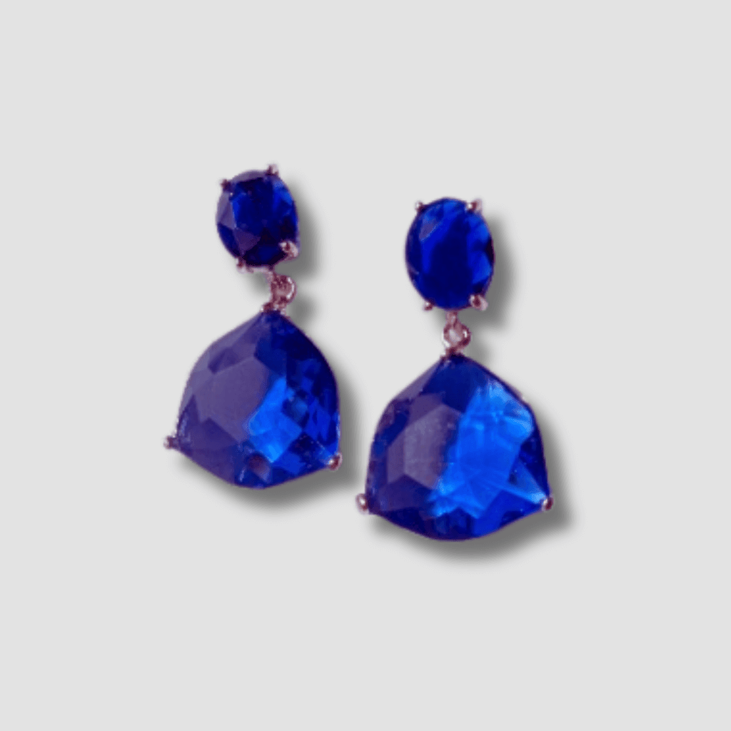 Explora el lujo y la elegancia con nuestros exclusivos pendientes de fiesta con cristal azul. El tono azul brillante evoca la belleza del cielo nocturno, mientras que el diseño sofisticado y moderno añade un toque de arte a tu atuendo. Perfectos para cualquier ocasión especial, estos pendientes son la definición del lujo.