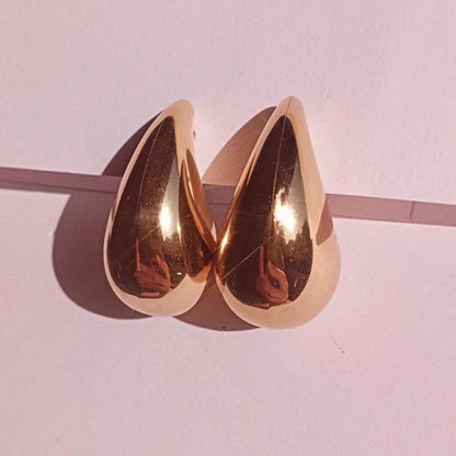 Los Pendientes Gota de Oro en acero con baño de oro de 14 quilates son ideales si está buscando unos pendientes con forma de gota de agua que no sean pesados, que sean grandes pero ligeros y a la vez muy brillantes.