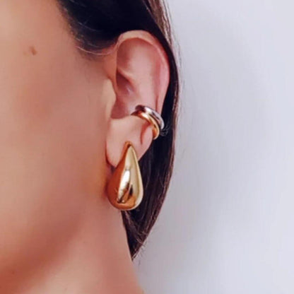 Los Pendientes Gota de Oro en acero con baño de oro de 14 quilates son ideales si está buscando unos pendientes con forma de gota de agua que no sean pesados, que sean grandes pero ligeros y a la vez muy brillantes.