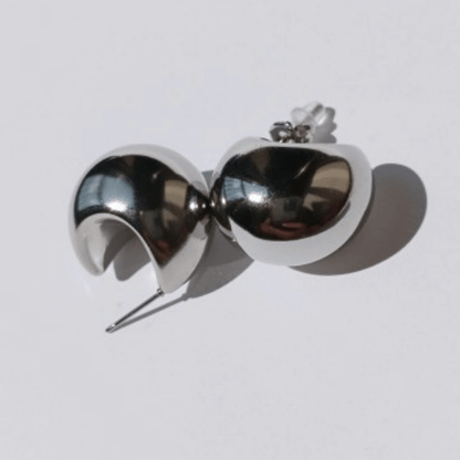 Imagen de Pendientes con forma de Gota gorda y Redondos de Acero en fondo blanco
