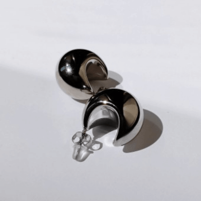 Imagen de Pendientes con forma de Gota gorda y Redondos de Acero en fondo blanco- beige
