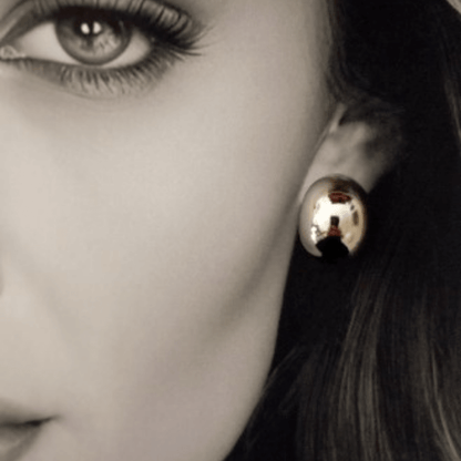 Mujer vistiendo unos Imagen de Pendientes con forma de Gota gorda y Redondos de Acero