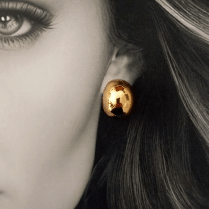 Imagen mujer vistiendo Pendientes Gota Redondos 