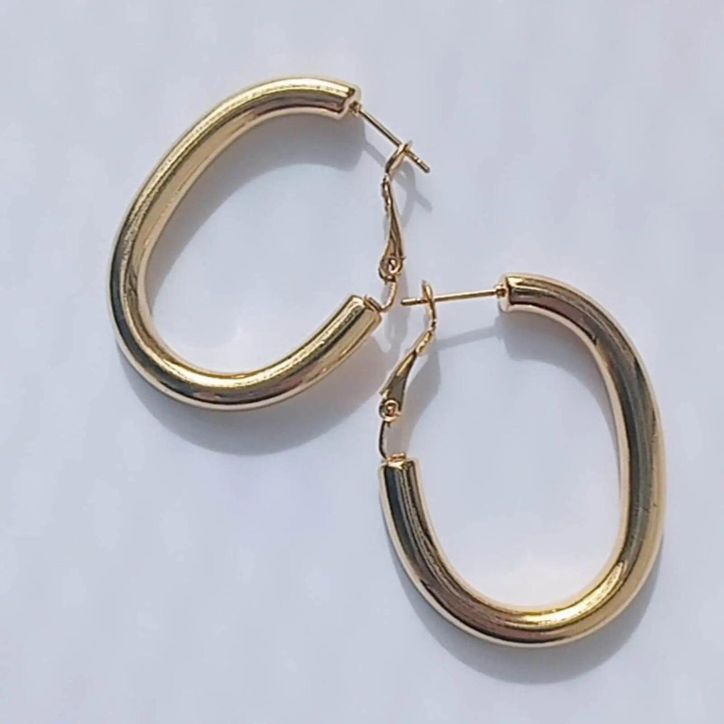 Pendientes aros ovalados. Inspírate con la elegancia y modernidad de nuestros Pendientes Lucero. Estos pendientes aros o criollas de forma ovalada, hechos de acero inoxidable, te encantarán. Los detalles refinados de su diseño te ofrecen la oportunidad perfecta para destacar en una oficina o en cualquier fiesta.