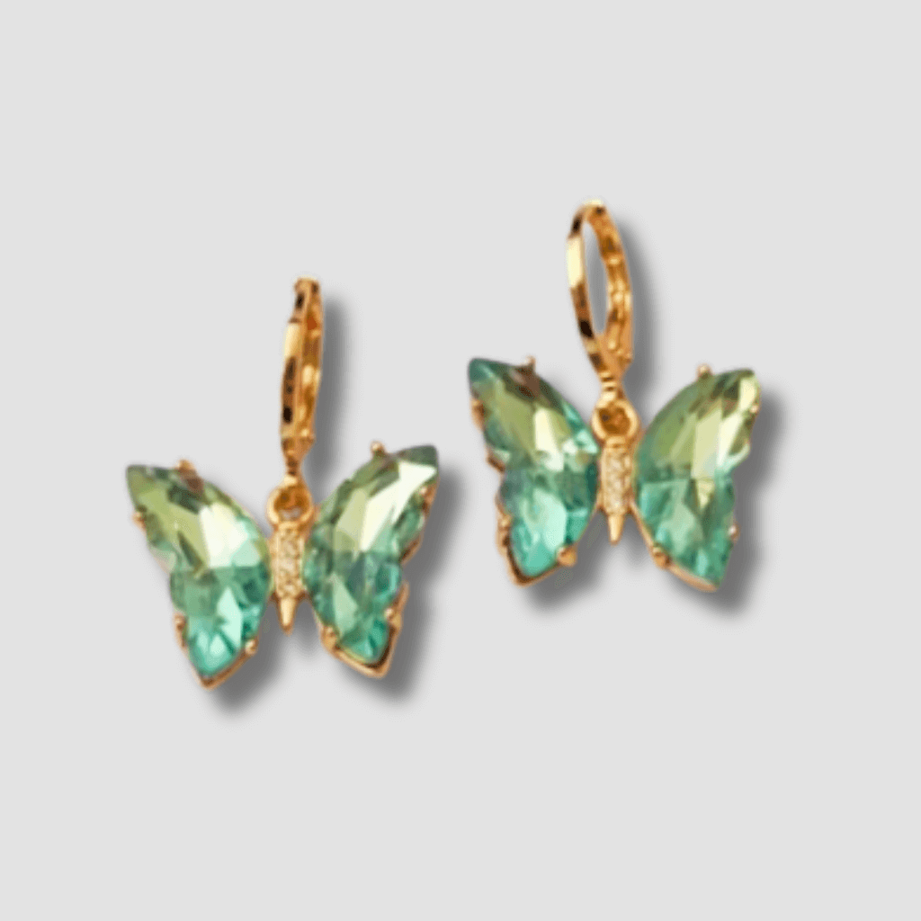 Descubre la elegancia y exclusividad de los Pendientes Mariposa Cristal Azul. Hechos con cristales azul claro, estos pendientes te harán destacar con su estilo sofisticado. Agrega un toque de luz y color a tus atuendos con estos elegantes pendientes de mariposa. 