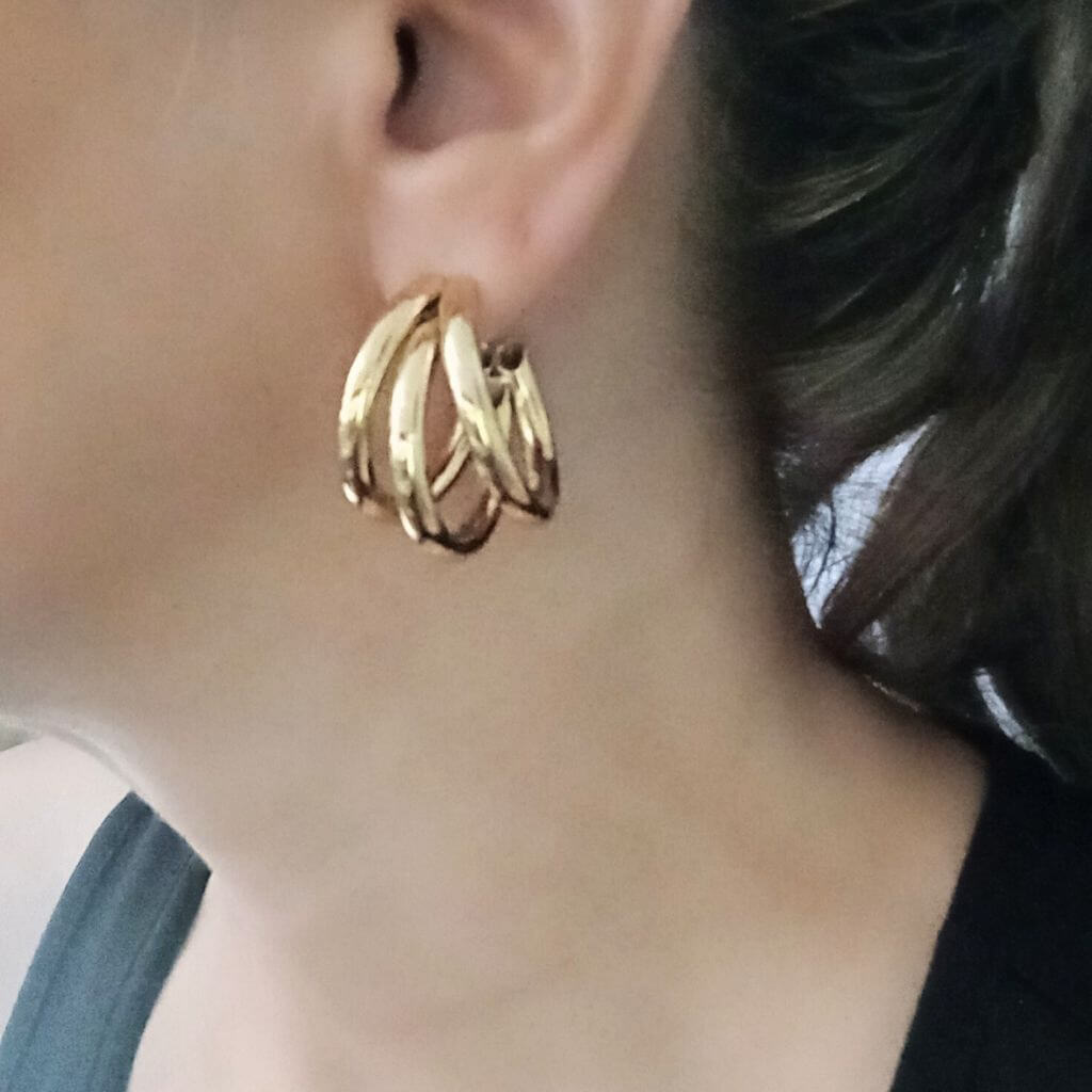 Añade estos pendientes Triple aro acero oro a tu colección de accesorios. Con sus tres aros en uno, bañado en oro 14k y antialérgicos, darán a tus looks más casuales un toque sofisticado. 