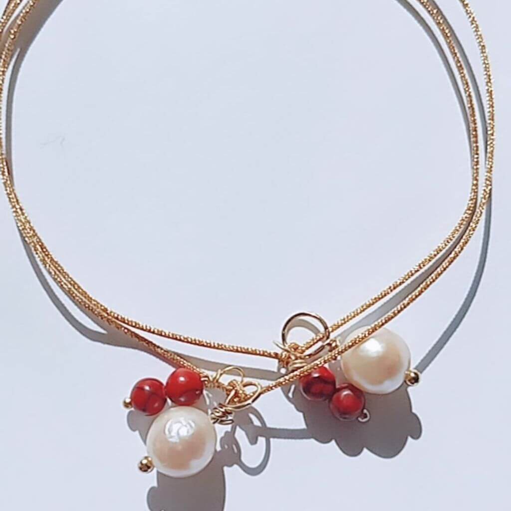 Pulsera Gold cordon con mini colgantes de perla y corales  https://hhedderich.com/products/pulsera-gold-cordon-con-mini-colgantes-de-perla-y-corales  ¡Disfruta del verano con estilo con nuestra Pulsera Gold cordón! Hecha de cordón de algodón metalizado dorado, cuenta con mini colgantes de perla y corales, lo que la hace perfecta para combinar con cualquier atuendo.