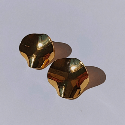 Pendiente Irregular Oro Gema, pendientes tipo boton en fondo blanco  mujer 