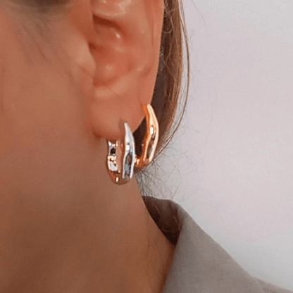 mujer vistiendo unos Pendientes aro Irregulares plateados y dorado