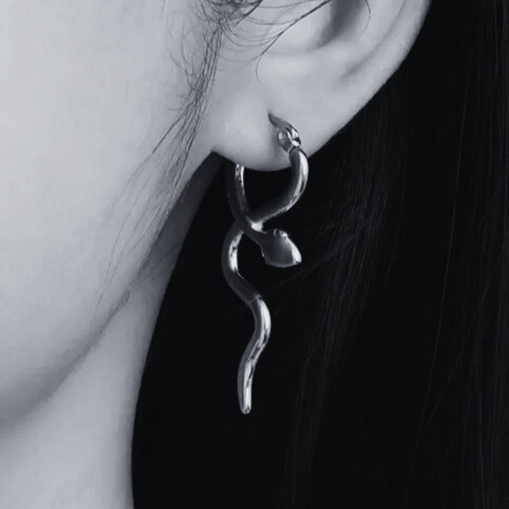 Pendientes serpiente plateados, estilo boho gótico y diseño hipoalergénico. Añade elegancia y comodidad a tu look. ¡Ideal para amantes de la moda y la naturaleza!