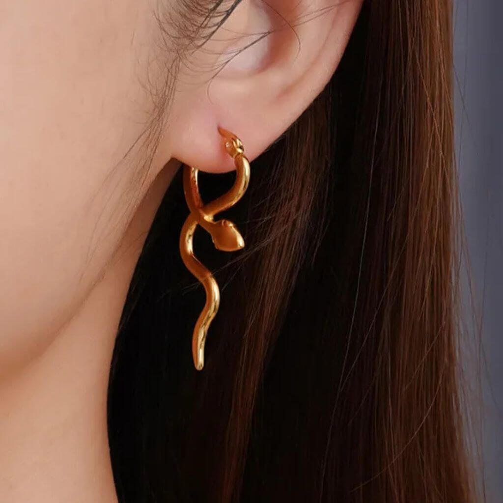 Mujer con pendientes con forma de serpente